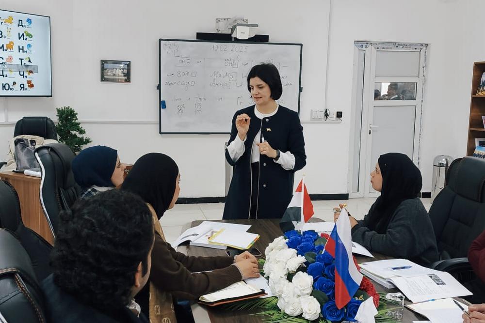 Преподаватель НИУ «БелГУ» обучает студентов Университетского колледжа Эль-Кут русскому языку