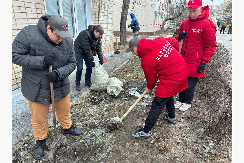 Волонтёры НИУ «БелГУ» приняли участие в устранении последствий обстрела в Белгороде