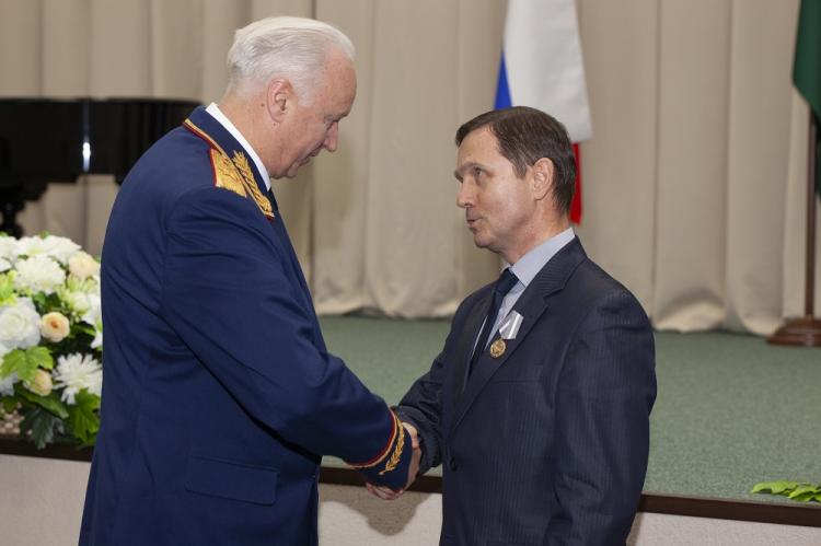 События НИУ «БелГУ» профессор ниу «белгу» отмечен ведомственной наградой следственного комитета россии