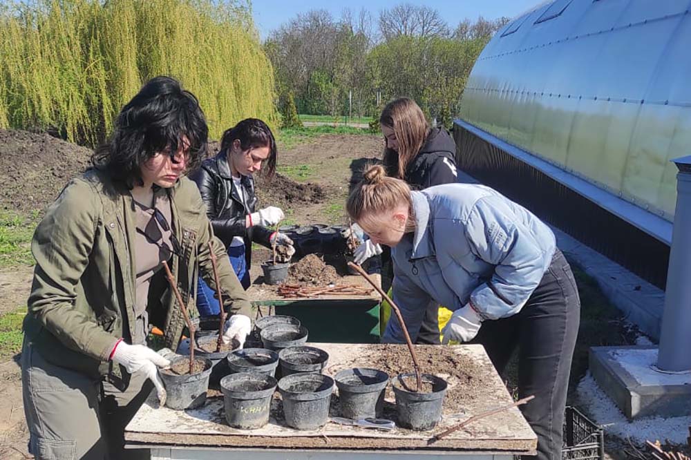 Студенты присоединились к научному проекту во время субботника в ботаническом саду