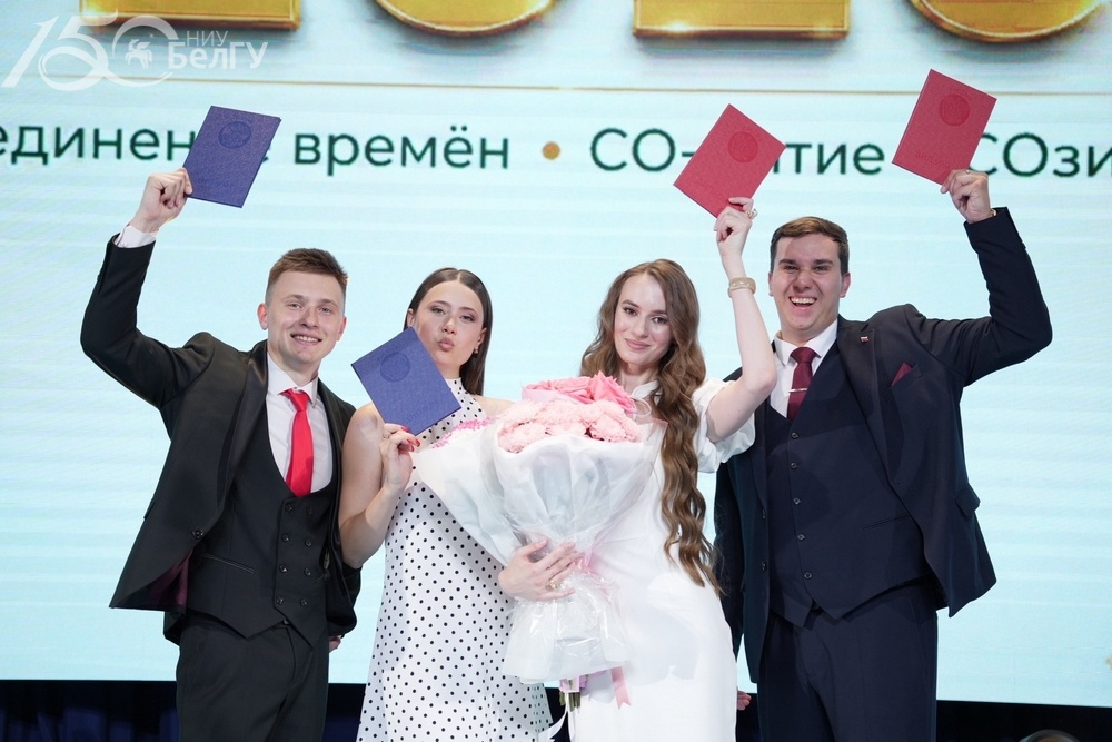 Увеличить Ректор НИУ «БелГУ» Евгения Карловская вручила дипломы выпускникам Старооскольского филиала