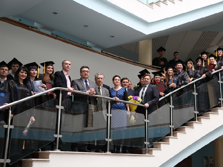 События НИУ «БелГУ» выпускникам-заочникам вручили дипломы