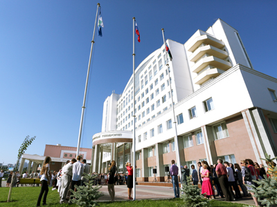 События НИУ «БелГУ» день российского флага - на университетской площади