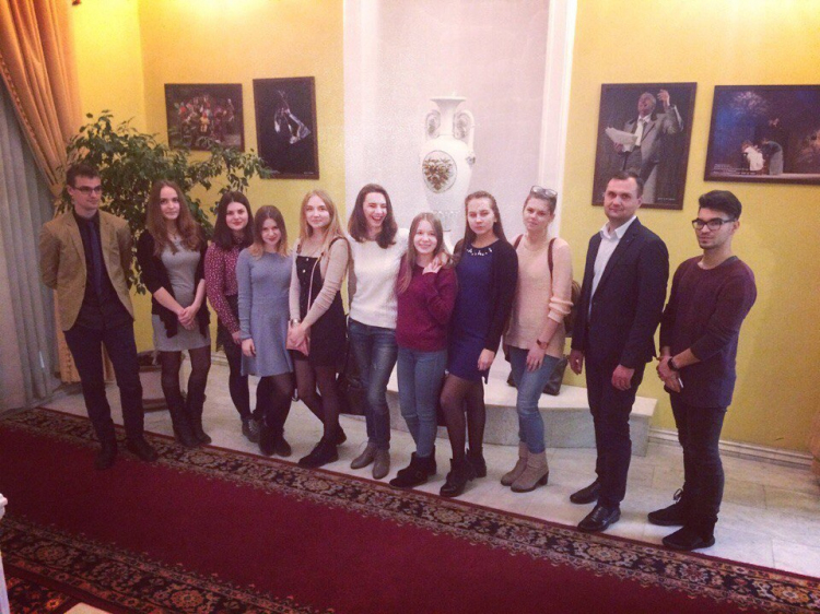 «Театр поучает так, как этого не сделать толстой книге»

