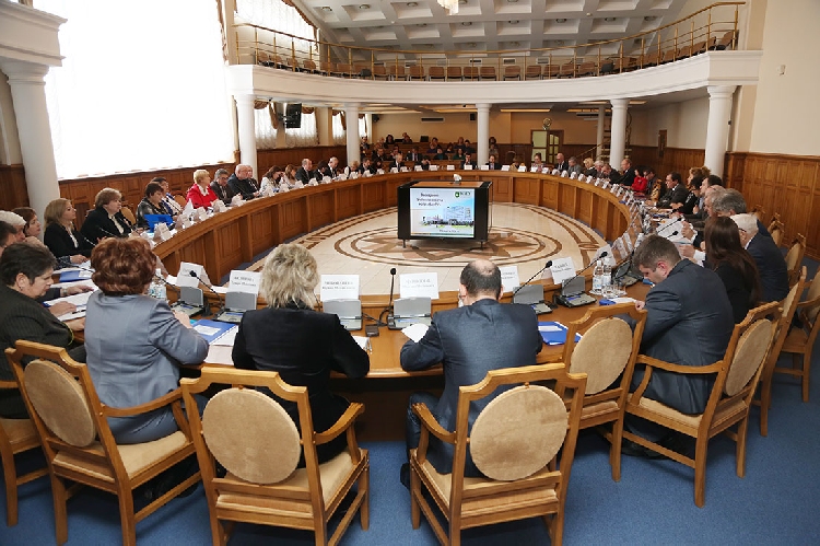 События НИУ «БелГУ» ректор вручил аттестаты 