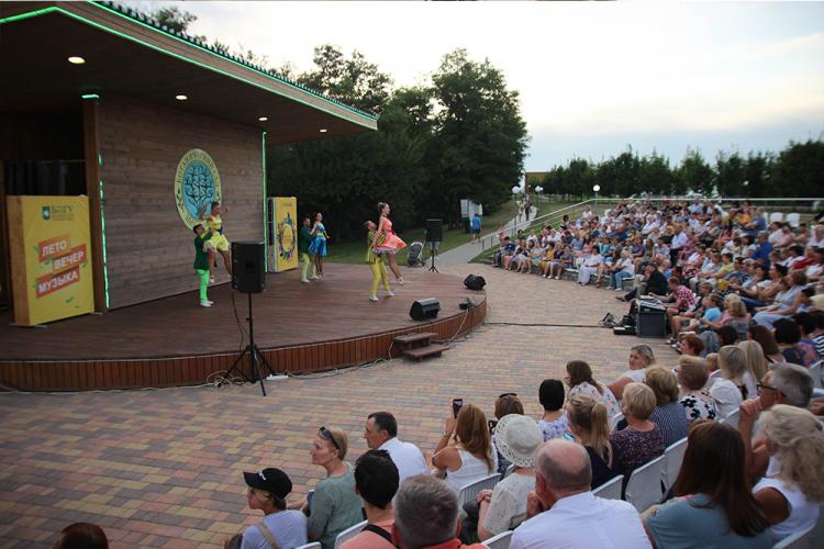 События НИУ «БелГУ» песня на фоне зелёной листвы