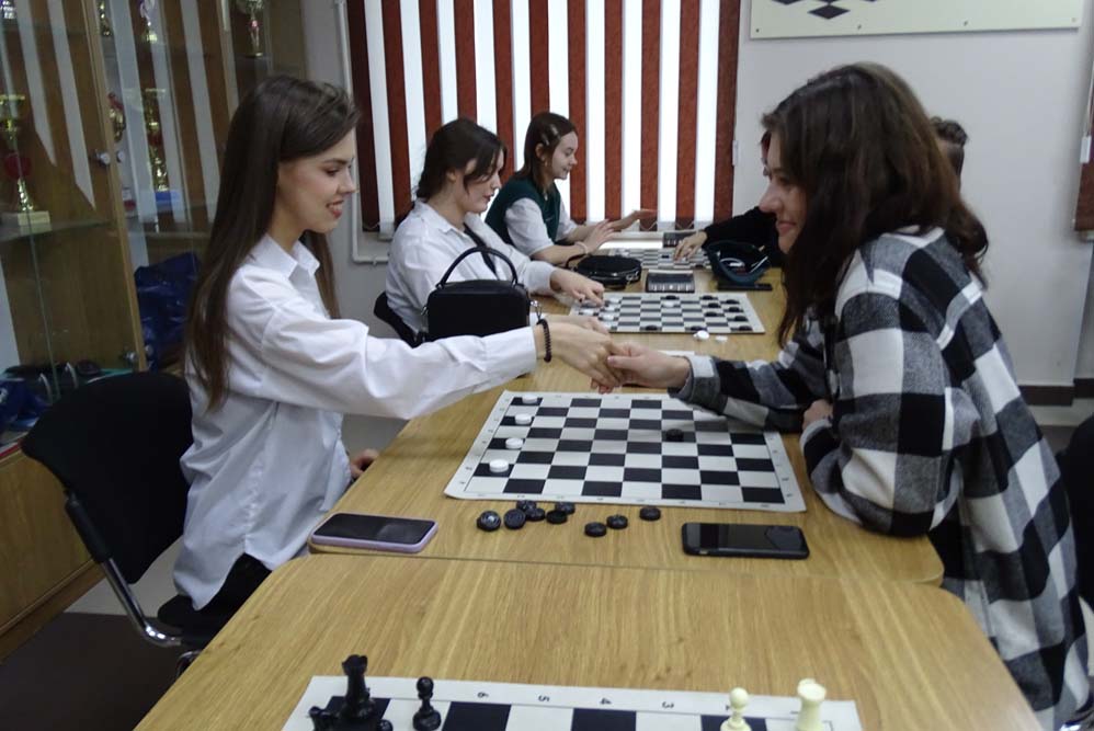 Победителей и призёров турнира по обратным шашкам наградили в НИУ «БелГУ»