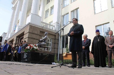 События НИУ «БелГУ» в день рождения вуза открыли памятник борису пастернаку 