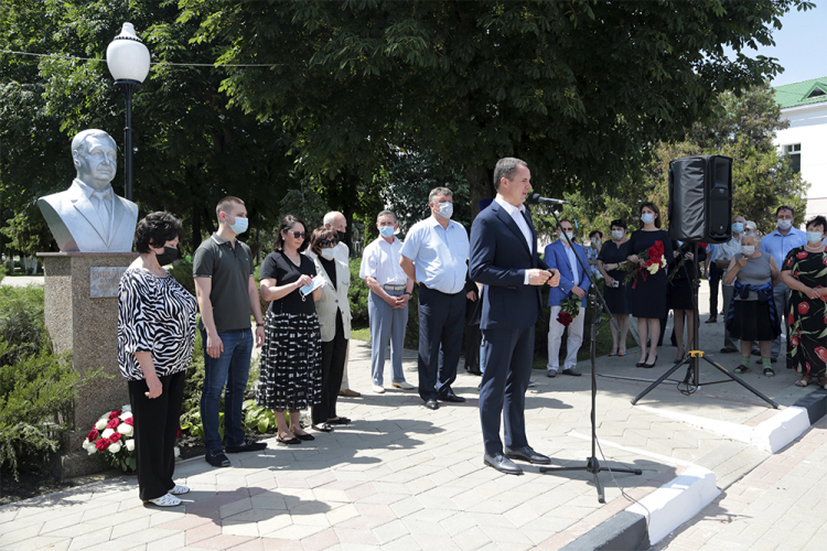 События НИУ «БелГУ» памяти выдающегося хирурга: в борисовке открыт бюст заслуженного врача рф владимира куликовского

