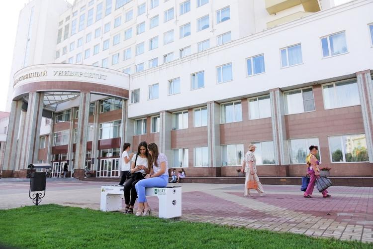 События НИУ «БелГУ» цифровая лавочка установлена на университетской площади 