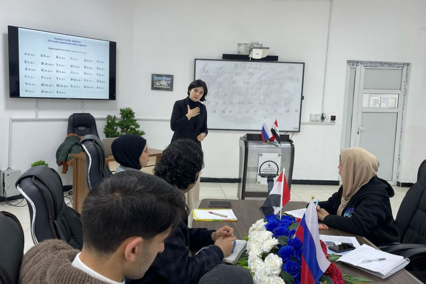 Преподаватель НИУ «БелГУ» обучает студентов Университетского колледжа Эль-Кут русскому языку События НИУ «БелГУ» преподаватель ниу «белгу» обучает студентов университетского колледжа эль-кут русскому языку