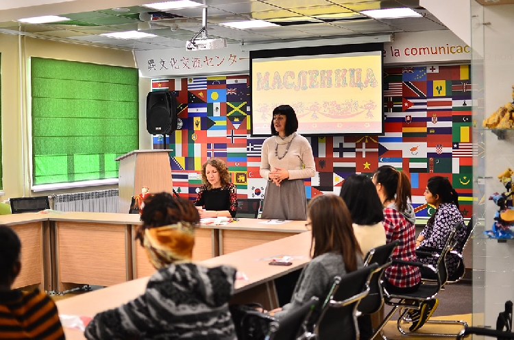 События НИУ «БелГУ» студенты-иностранцы узнали о блинах и изготовили куклу-масленицу