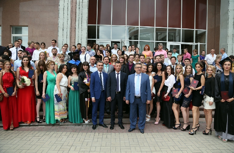 События НИУ «БелГУ» выпускникам юридического института вручили дипломы об окончании обучения