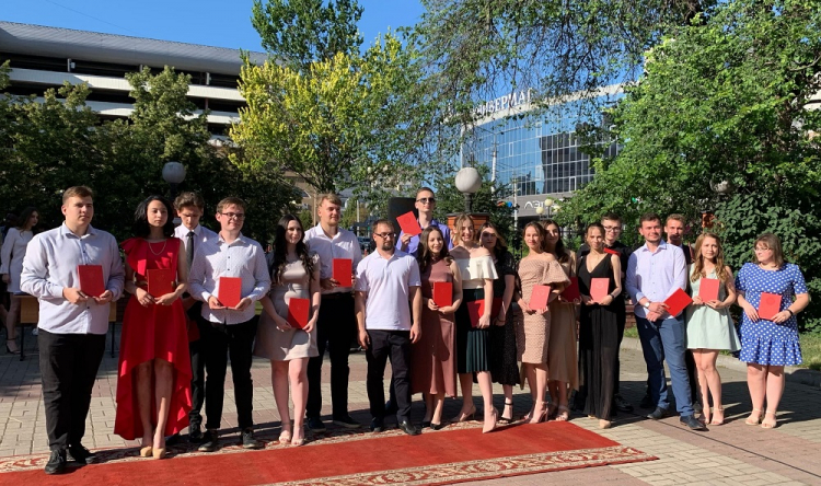 События НИУ «БелГУ» 23 бакалавра социально-теологического факультета окончили вуз с отличием