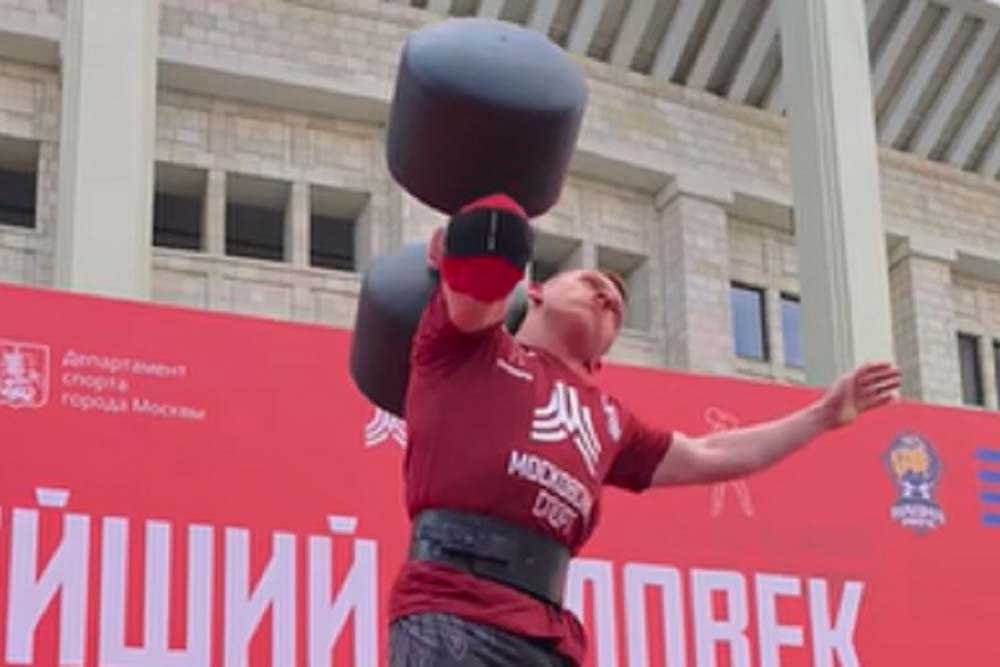 Студент НИУ «БелГУ» установил новый национальный рекорд в подъёме гигантской гантели