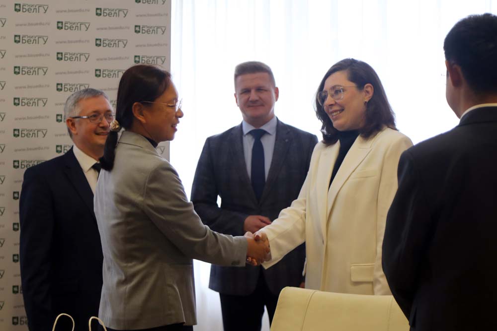 Увеличить Ректор НИУ «БелГУ» Евгения Карловская встретилась с делегацией Дэчжоуского университета