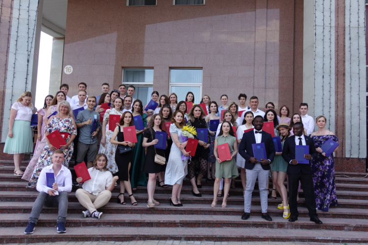 События НИУ «БелГУ» выпускникам института наук о земле вручили дипломы