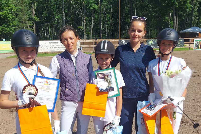 События НИУ «БелГУ» у спортсменов конноспортивной школы два золота этапа кубка maxima park