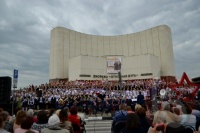 «И тот, кто с песней по жизни шагает…»